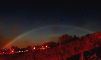 Naturphänomen – Regenbogen bei Nacht