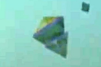 Riesiges pyramidenförmiges UFO über China